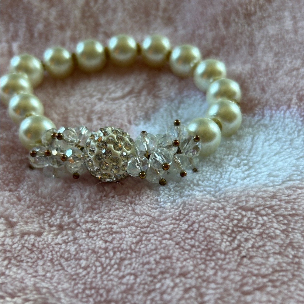 Elegant Pearl and Crystal Bracelet